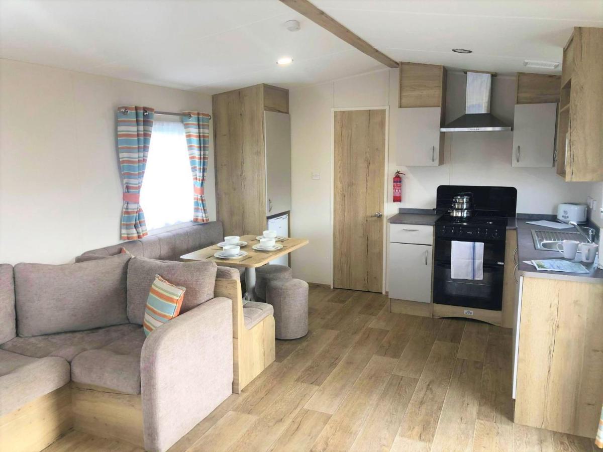 Cedar Deluxe Holiday Home Чапъл Сейнт Лионардс Екстериор снимка